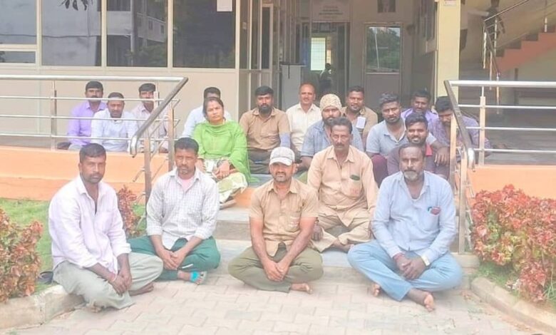 Malavalli municipal staff stage protest demanding ₹55 lakh tax dues from Rotary institution