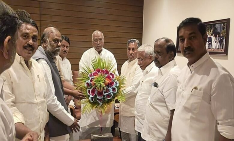 Internal reservation row deepens in Karnataka Congress; SC (Left) leaders meet Kharge