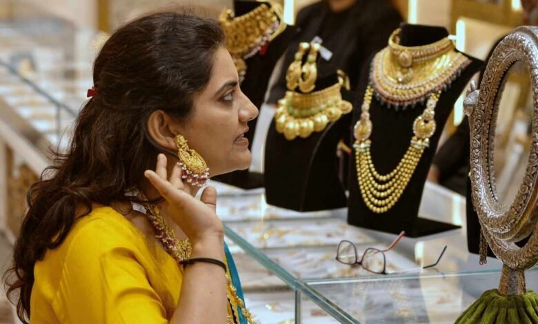 Gold Prices Fall in Bengaluru