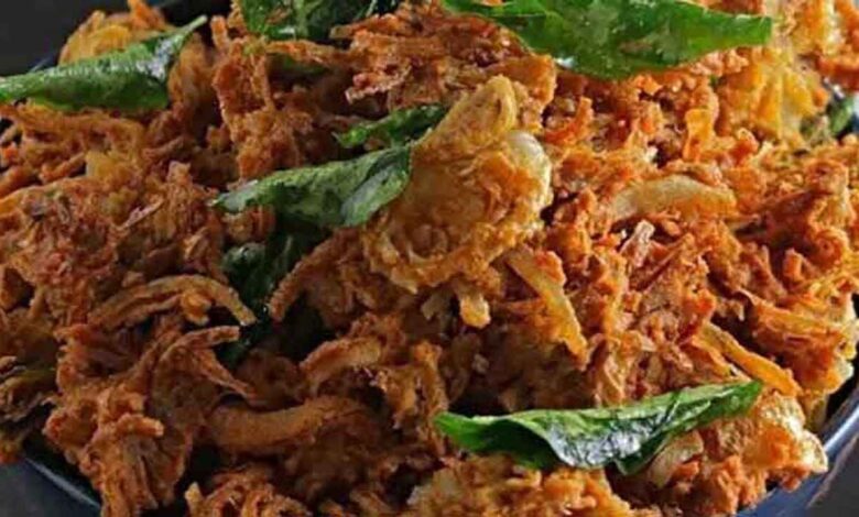 Crispy Onion Pakoda Secrets Three Simple Kitchen Tricks for Perfect Street Style Crunch at Home in Cold Weather