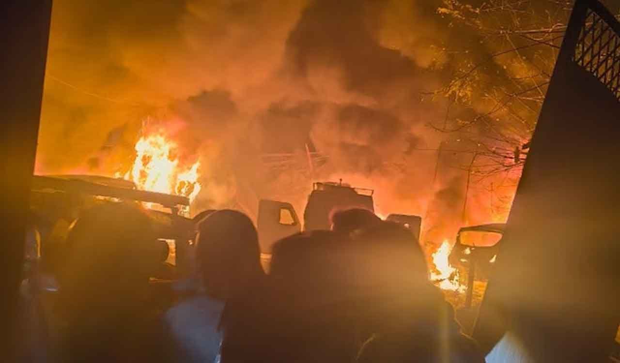 Car Explosion Outside Bar in Bagalkot Triggers Panic as Major Tragedy Is Averted