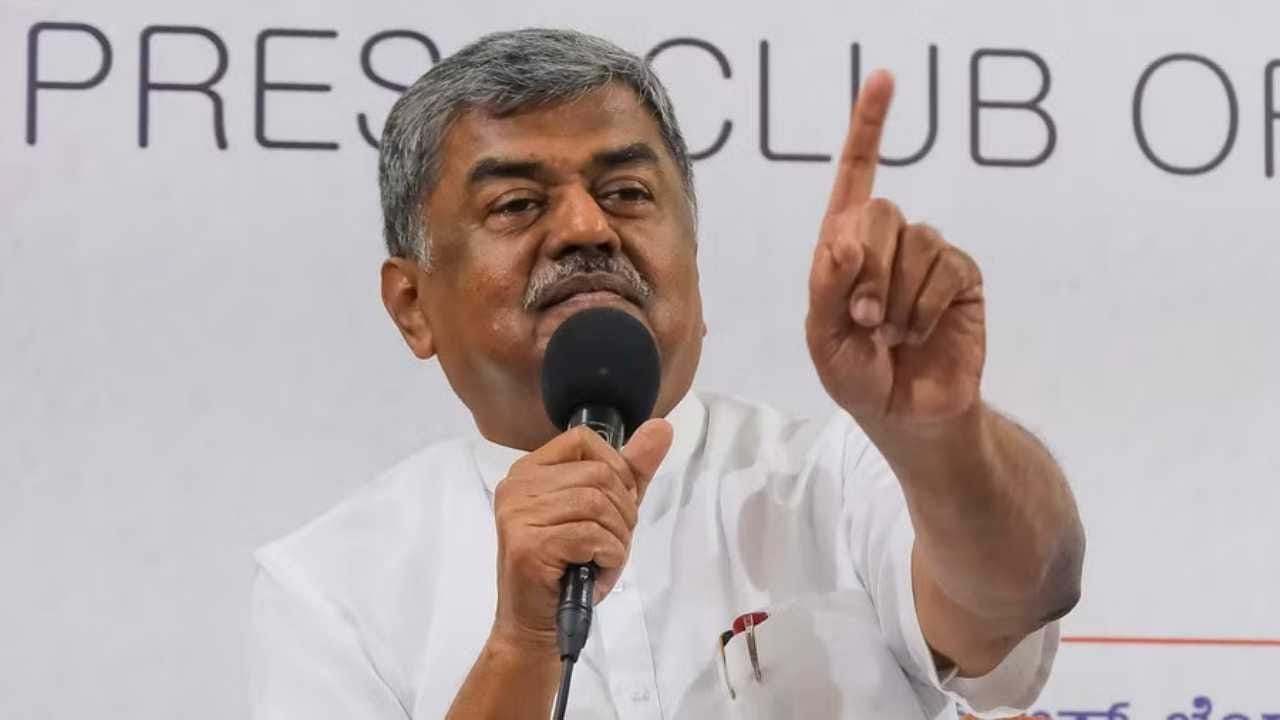 Hariprasad Defends Umar Khalid Posters at NEET Protest Calls for Amit Shah’s Resignation