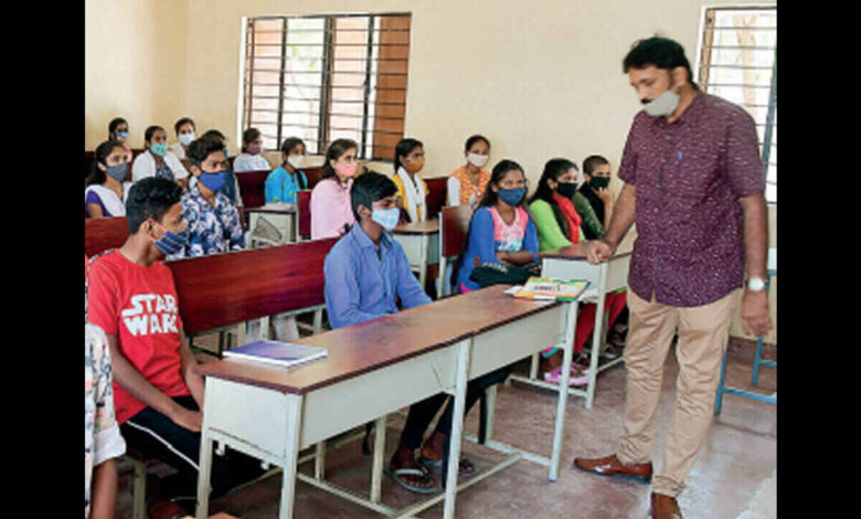 Opposition Slams Karnataka Decision to Allow PU Lecturers to Teach Classes Nine and Ten