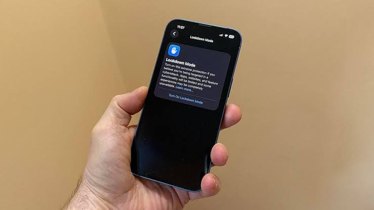 Apple Warns iPhone Users About Mercenary Spyware Attacks Worldwide