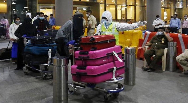 Omicron cases Rises in Maharashtra: RT-PCR test price down in Mumbai Airport