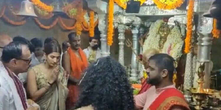 Bollywood popular heroine Pooja Hegde visits Kaup Marigudi temple in Udupi