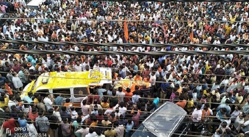 Praveen Nettaru Murder case: Angry Hindu workers gherao Nalin Kumar car