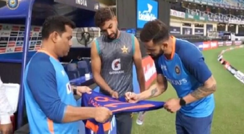Asia Cup 2022: Virat Kohli gave an unforgettable gift to Pakistan pacer Harris Rauf
