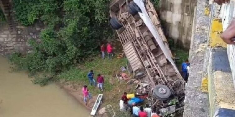 7 killed, several injured after bus falls off bridge in Jharkhand