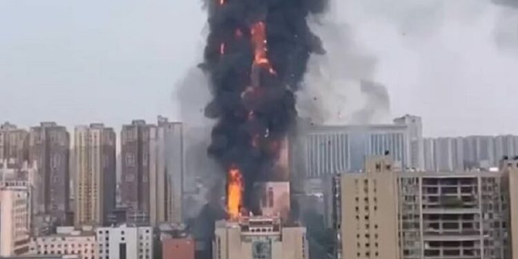 Huge fire in a huge building in China, fire brigade started rescue work
