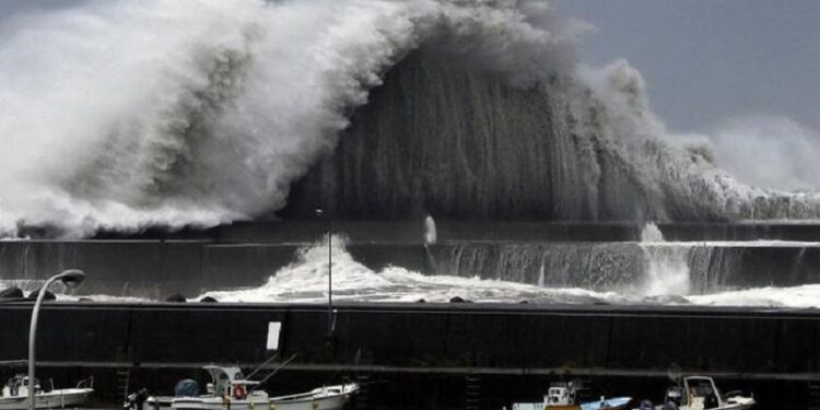 Strong Typhoon hits Japan: Relocation of millions of people