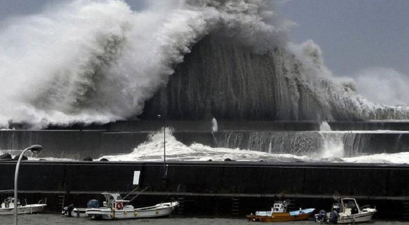 Strong Typhoon hits Japan: Relocation of millions of people