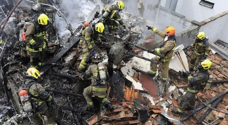 Flight Crashes into house, all passengers dead