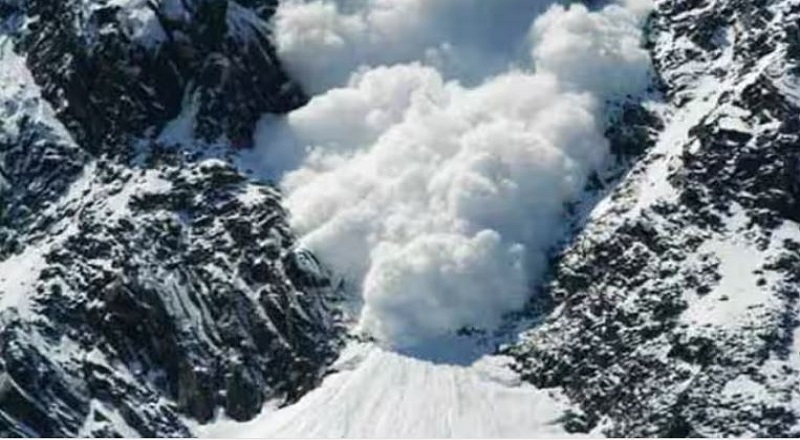 Three laborers buried in snow, one dead in Sonamarg blizzard at Jammu and Kashmir
