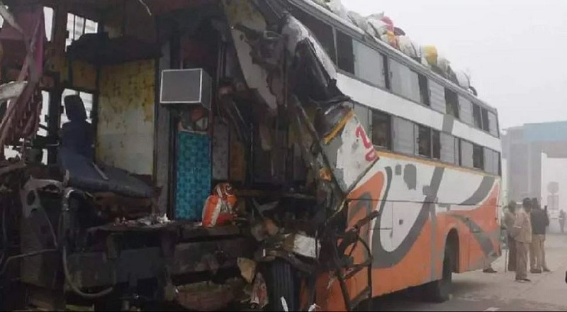 Road Accident: Truck collide with Bus on Agra Expressway due to heavy fog: 4 people died