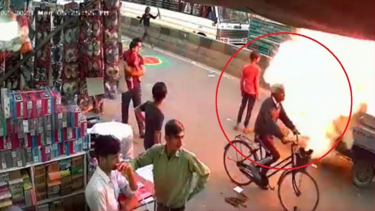 E-rickshaw carrying firecrackers explodes in Greater Noida: one dead