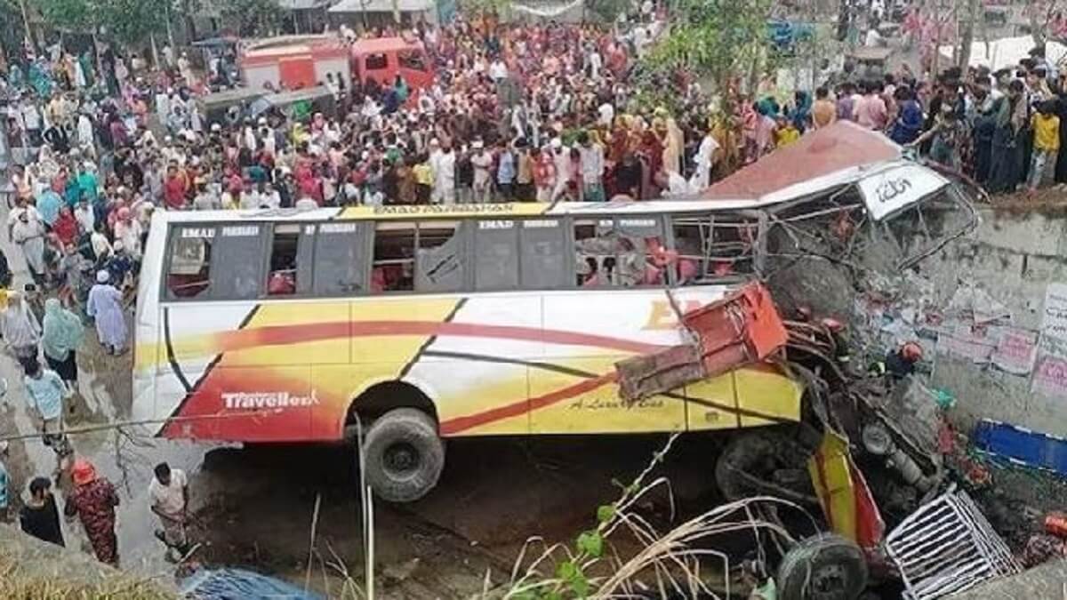Bus fall into ditch in Dhaka: 17 dead,30 injured
