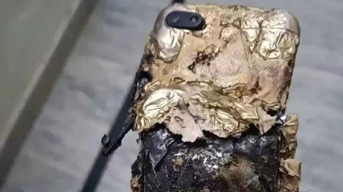 Redmi Mobile Blast: 8 year girl dead while watching video in smartphone