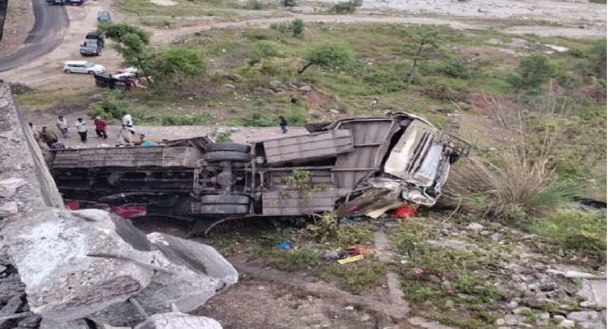 Bus falls into gorge: 10 deaths, 55 others injured