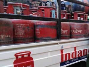 New Year big gift for Housewives: Gas cylinder price Just at Rs 450 