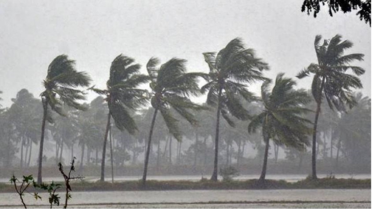 IMD issued high alert in Mumbai: waves strike in Marine Drive