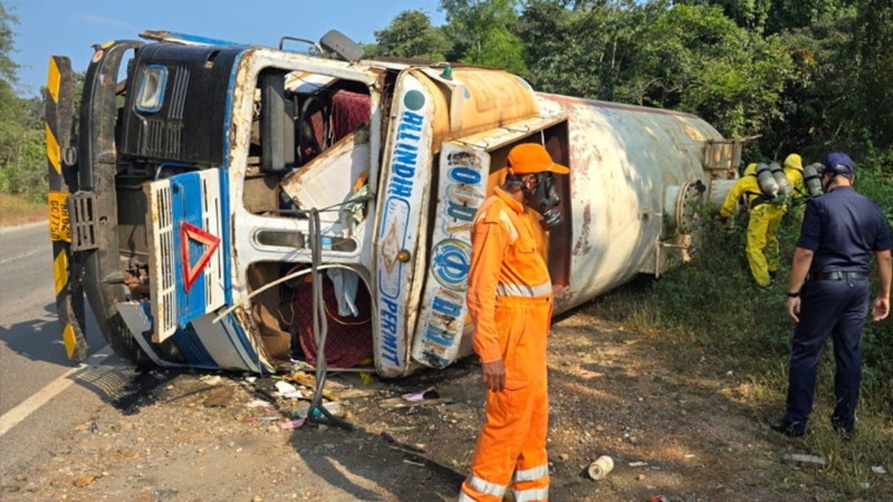 Ankola gas tanker accident causes leak, driver seriously injured