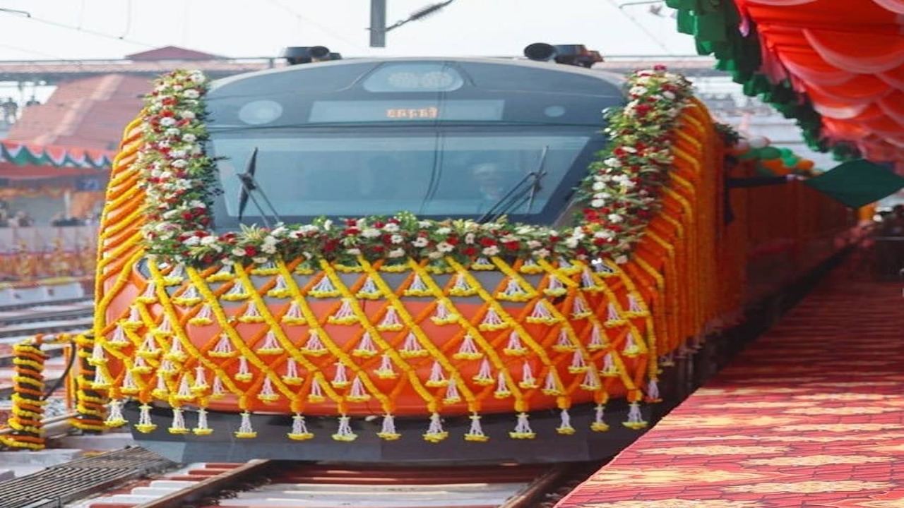 Kerala orders probe after students sing RSS song at Vande Bharat event