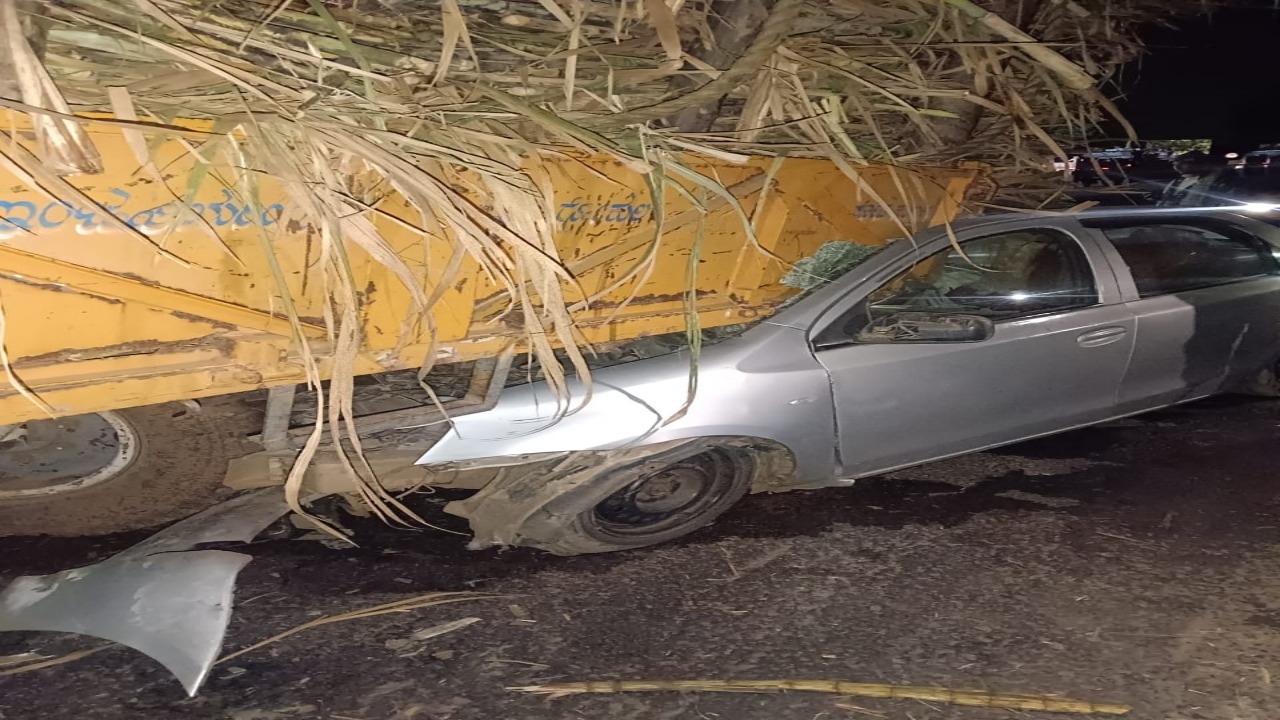 Four youths killed as car rams into sugarcane tractor near Jamkhandi