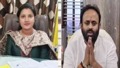 Illegal banner row in Shidlaghatta: municipal officer abused, threatened by Congress leader; public outrage erupts