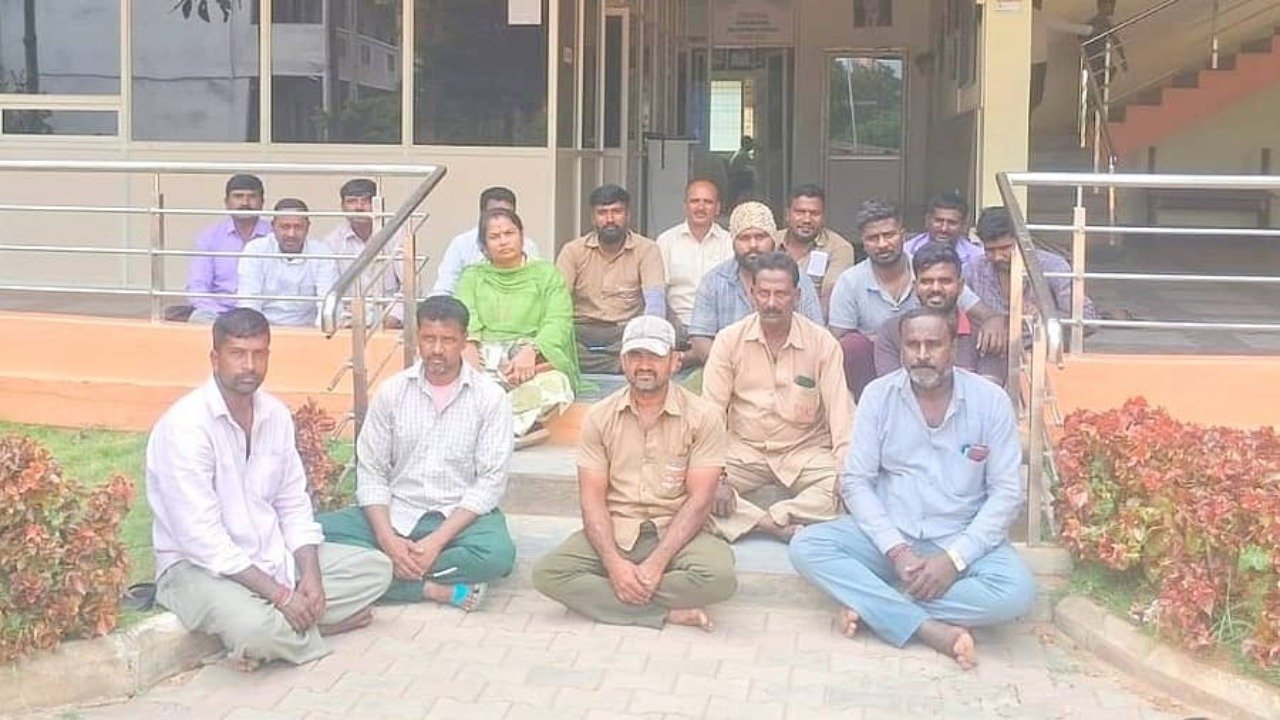 Malavalli municipal staff stage protest demanding ₹55 lakh tax dues from Rotary institution