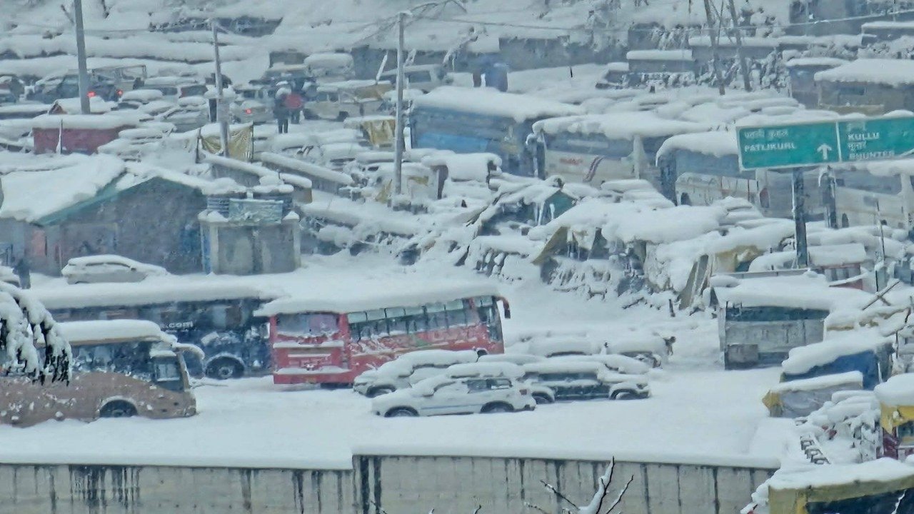 Severe snowfall disrupts life in Manali, Hubballi tourists await relief amid weather uncertainty