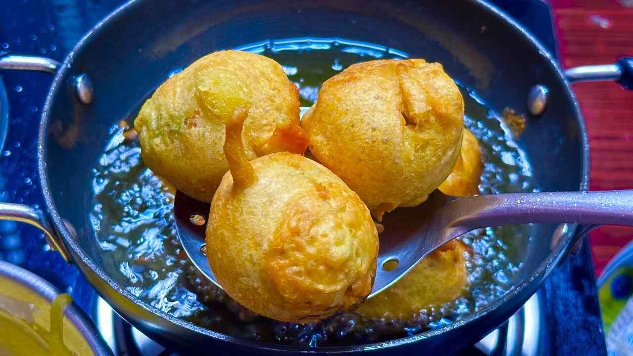 Crispy Street Style Aloo Bonda Recipe You Can Easily Make at Home