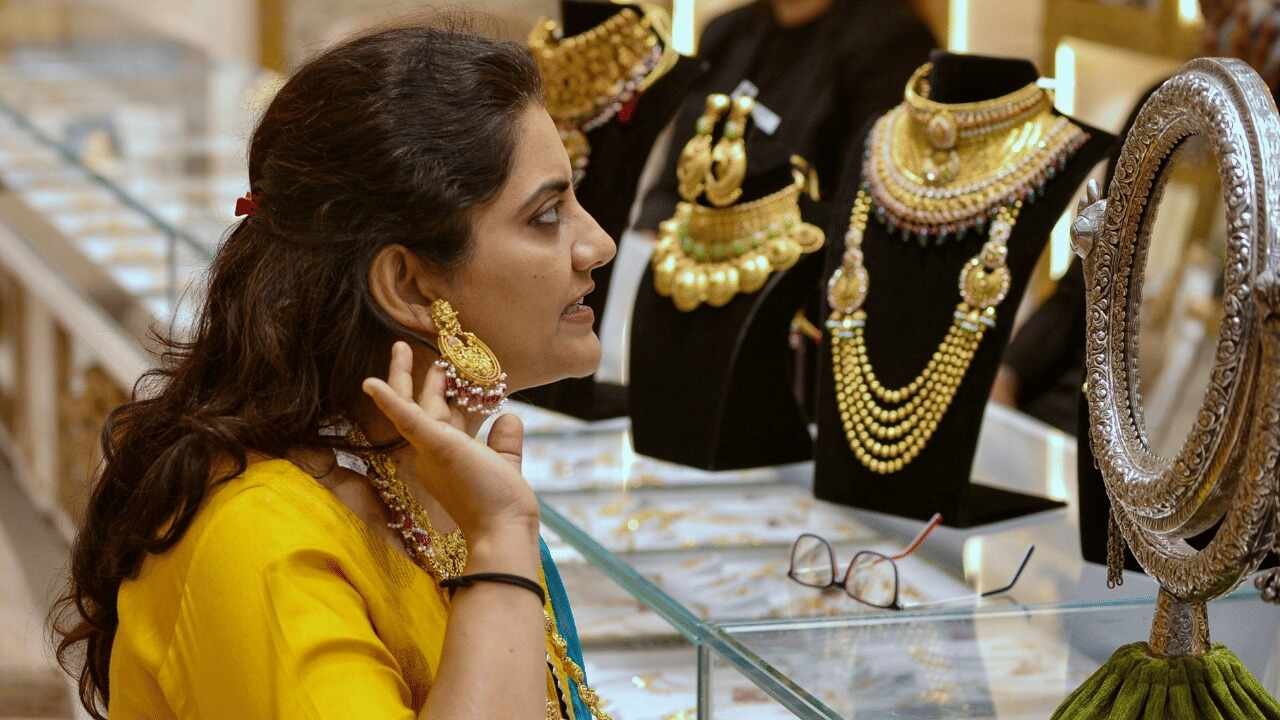 Gold Prices Fall in Bengaluru