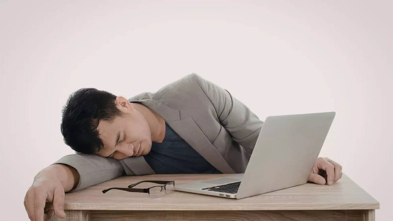 Why Your Face Looks Fresh in the Morning but Tired by Evening During Office Hours