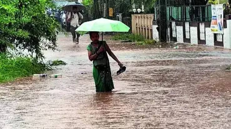 Monsoon Intensifies Across Karnataka Red Alert in Coastal Districts as Bengaluru Enjoys Cool Weather