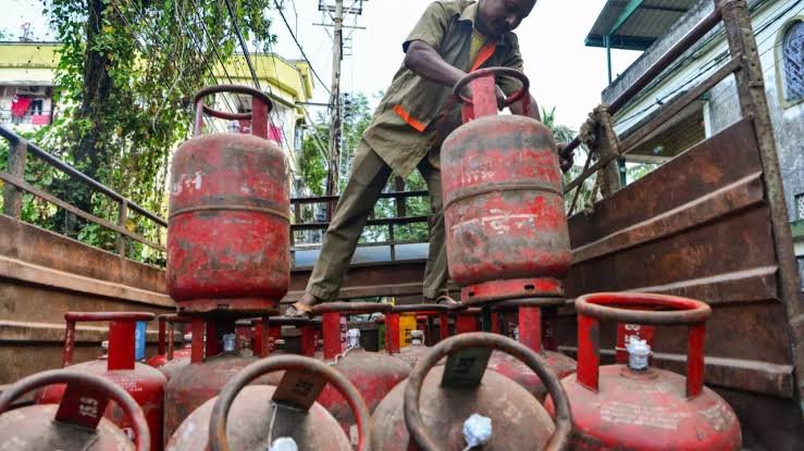 Commercial LPG Cylinder Price Cut Brings Relief to Hotels and Restaurants