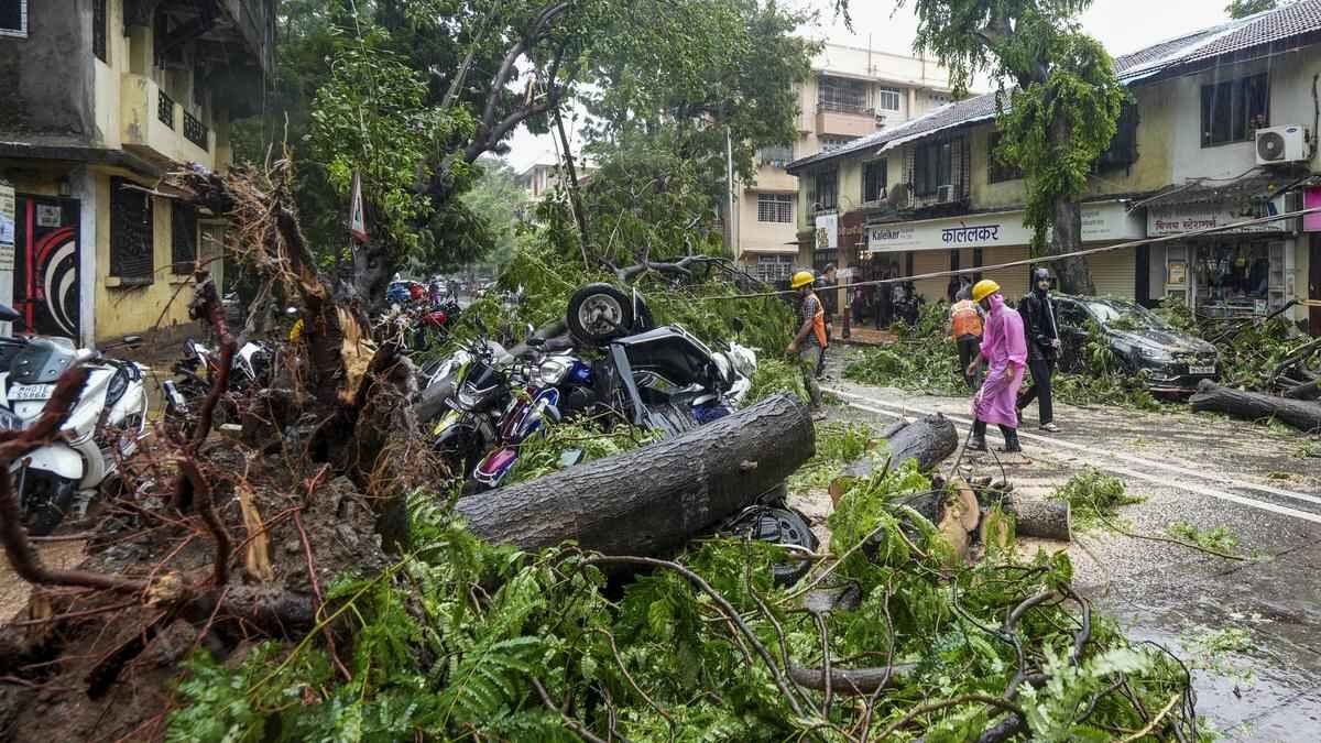 Mumbai Rains Disrupt Daily Life as Heavy Downpour Triggers Red Alert Across Maharashtra