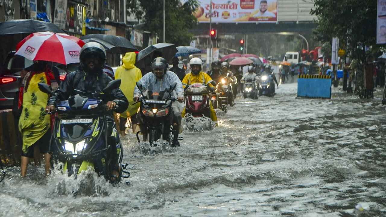 Mumbai Roads Waterlogged as IMD Warns of Heavy Rain Until July 4