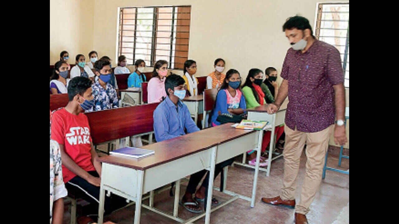 Opposition Slams Karnataka Decision to Allow PU Lecturers to Teach Classes Nine and Ten