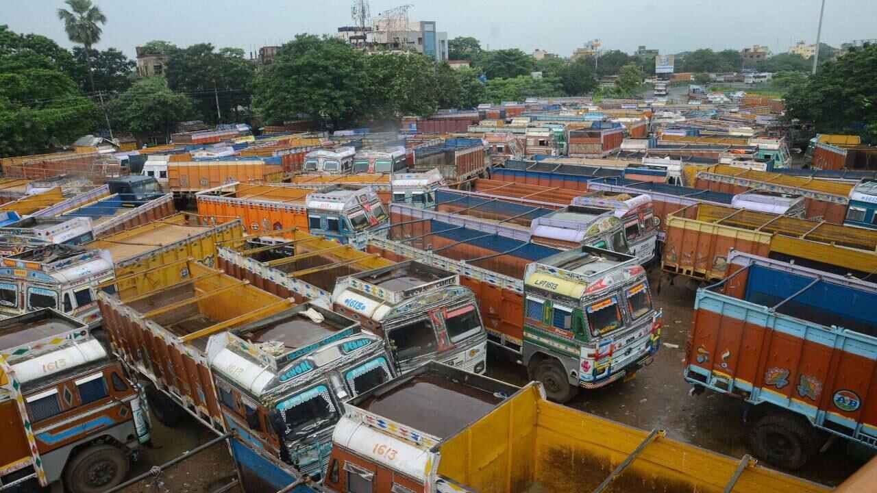 South India Lorry Strike from August 1? Truck Owners Set Deadline for Centre and States