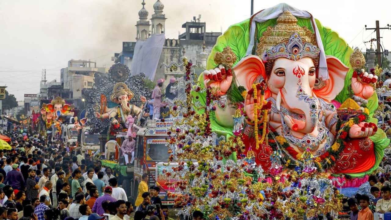 Ganesh Visarjan Procession Passes Jamia Mosque in Maddur Amid Tight Security